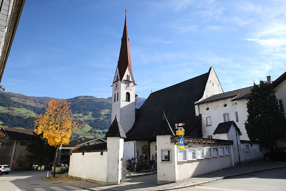 Fuegen_Kirche_Dorfzentrum.jpg