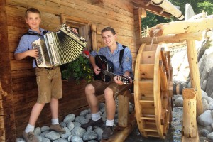 ZZ - Die Zuagroasten Zillertaler Zuagroasten_Zillertaler_Wasserrad.jpg