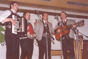 Tuxer Sänger Tuxer_Saenger_beim_musizieren.jpg